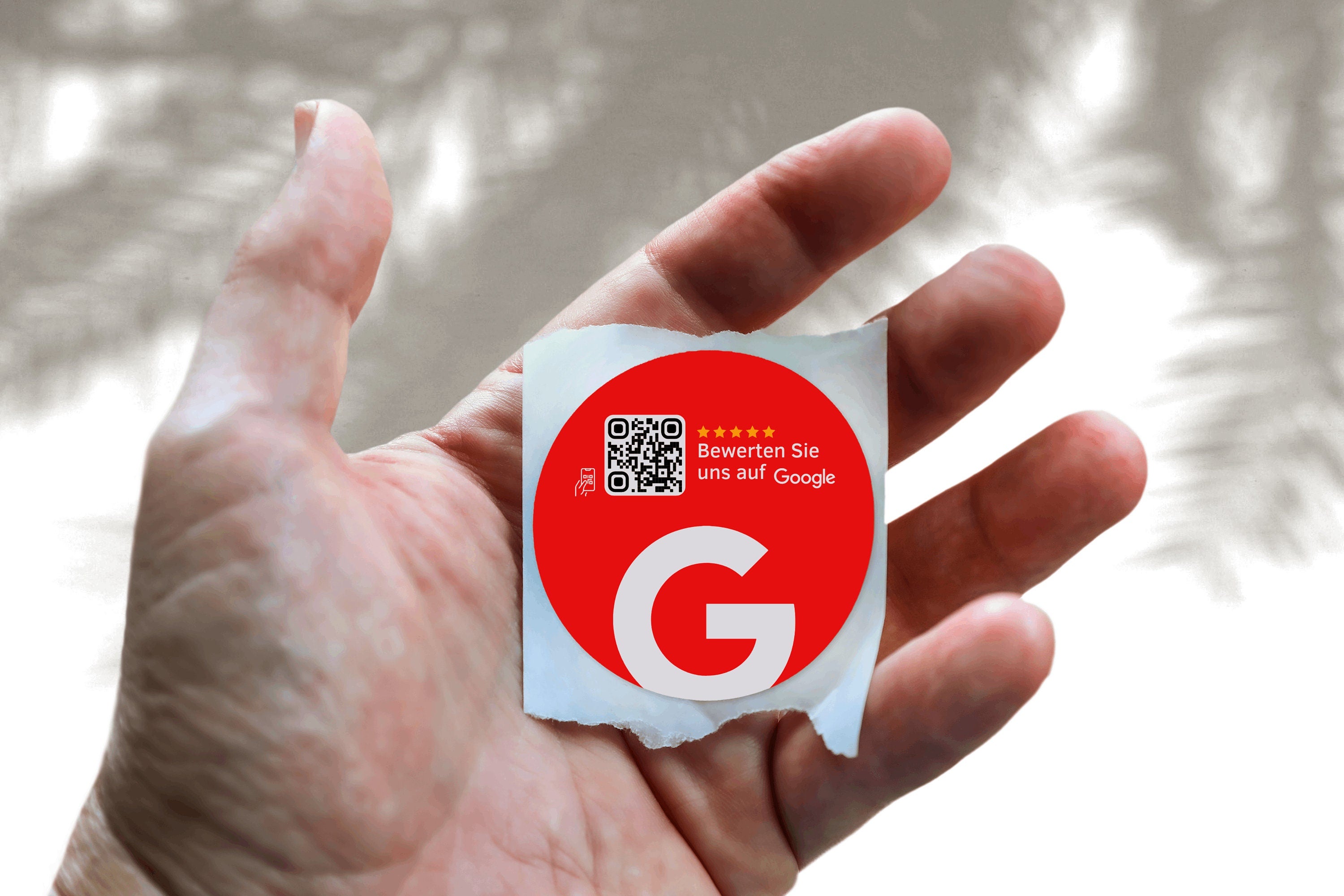 Google Bewertung QR-Code Sticker - Personalisierte Etiketten auf Rolle Rot - ReviewMe